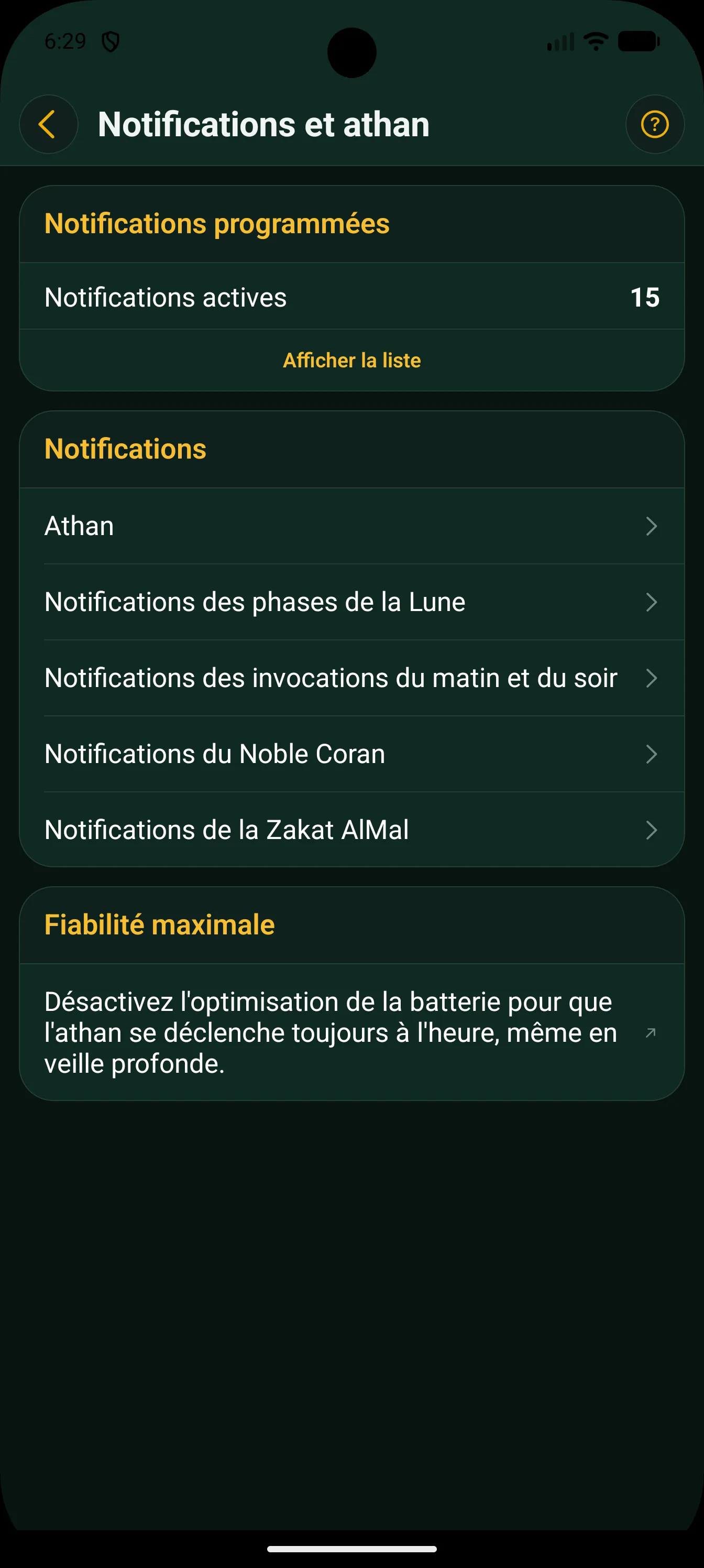 Page Notifications et athan sur Android : le nombre de notifications actives, les cinq types de rappels, et la carte Fiabilité maximale invitant à désactiver l'optimisation de la batterie.