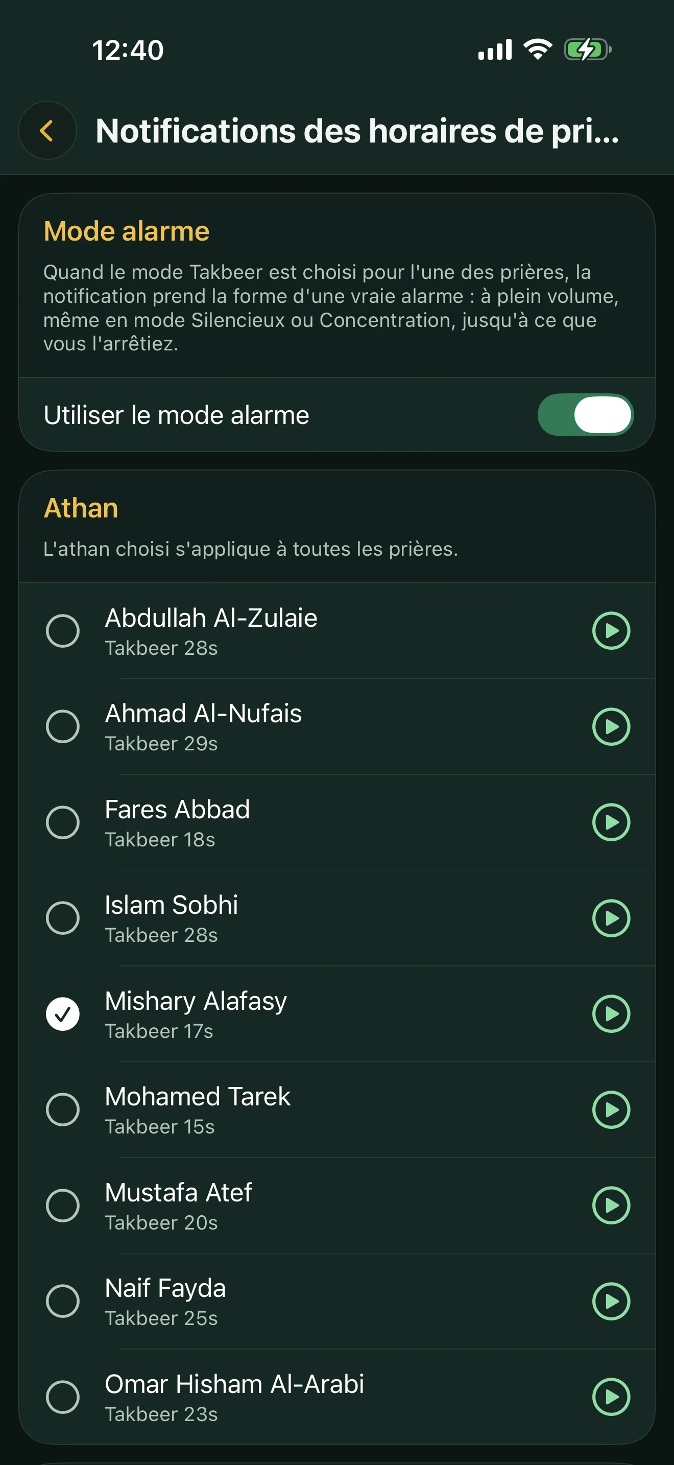 Réglages de l'athan sur iPhone : le mode alarme et la liste des neuf voix de muezzin avec la durée de leur takbeer et un bouton de lecture.