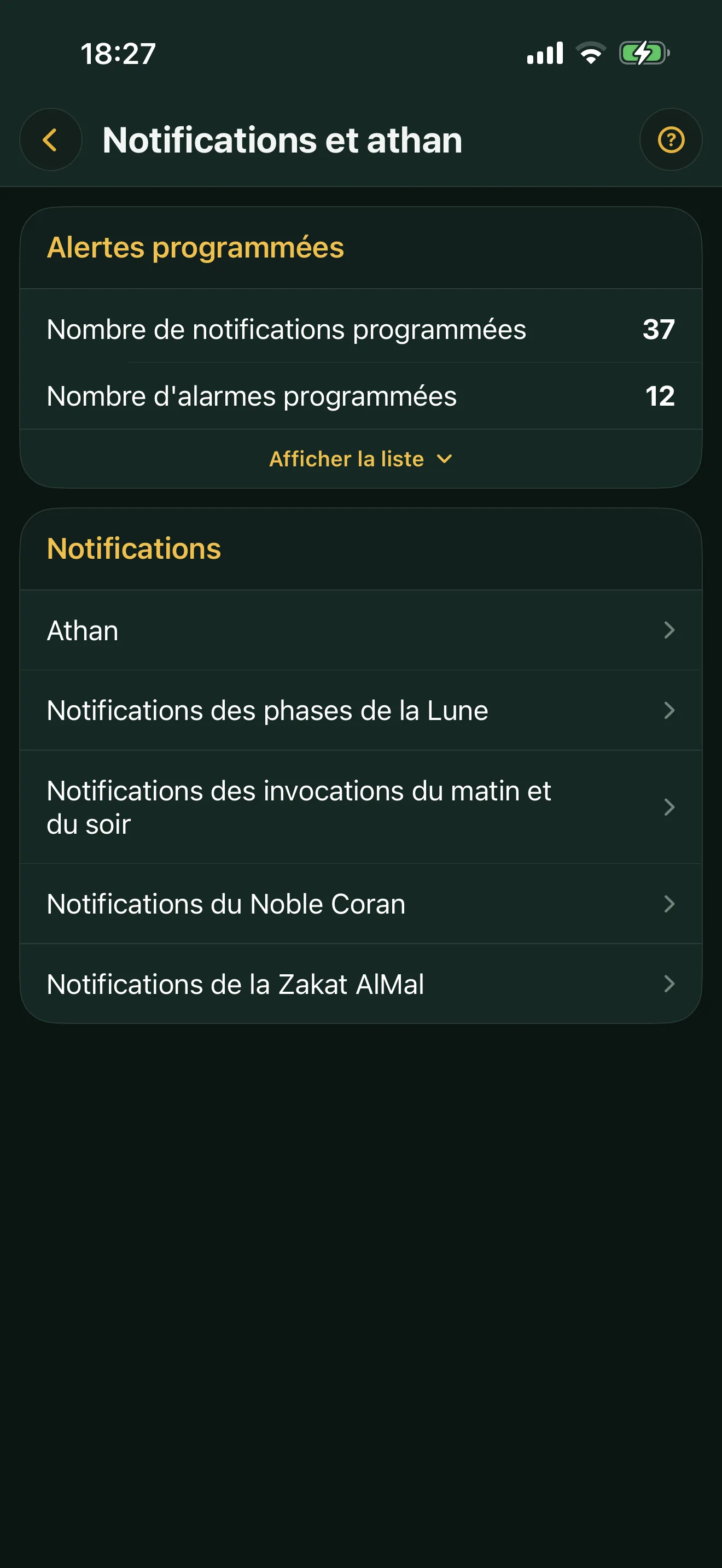 Page Notifications et athan sur iPhone : le nombre de notifications et d'alarmes programmées, et les cinq types de rappels (athan, phases de la Lune, invocations, Coran, Zakat).