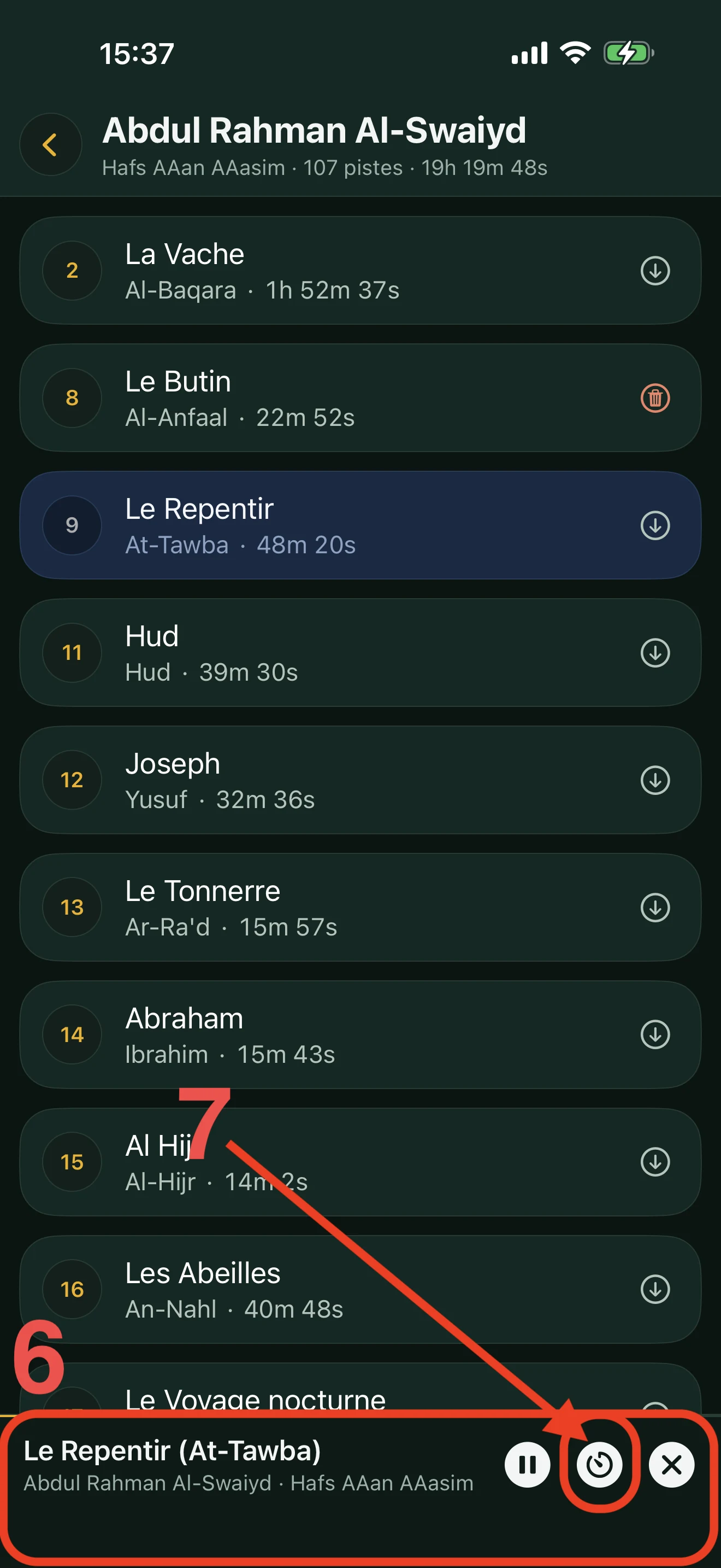 Mini-lecteur d'Alyacir en bas de l'écran : le nom de la sourate en cours, le récitateur, les boutons pause, minuteur et fermer, avec la sourate en lecture surlignée.