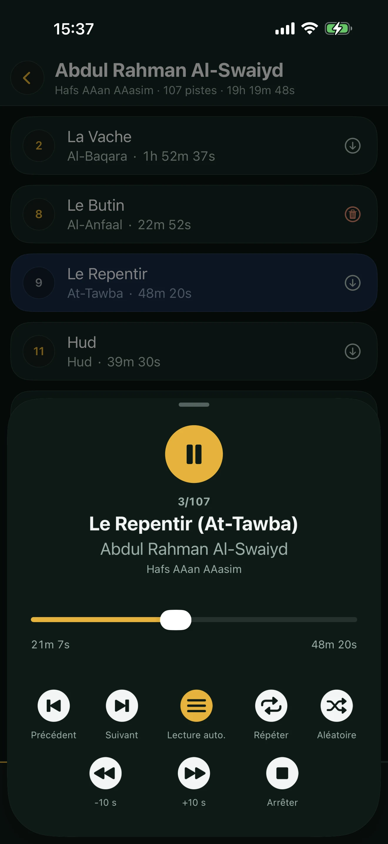 Grand lecteur audio d'Alyacir : la position dans la liste, le titre, le récitateur, la barre de progression, et les boutons précédent, suivant, lecture auto, répéter, aléatoire, recul, avance et arrêter.