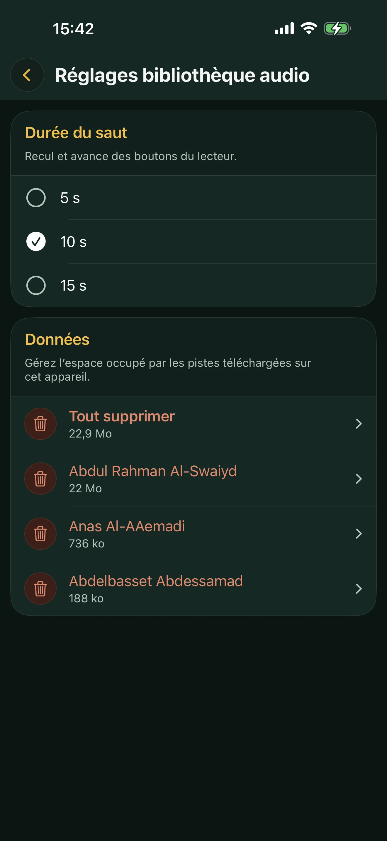 Réglages de la bibliothèque audio d'Alyacir : la durée du saut (5, 10 ou 15 secondes) et la gestion des données avec l'espace occupé par chaque récitateur téléchargé.