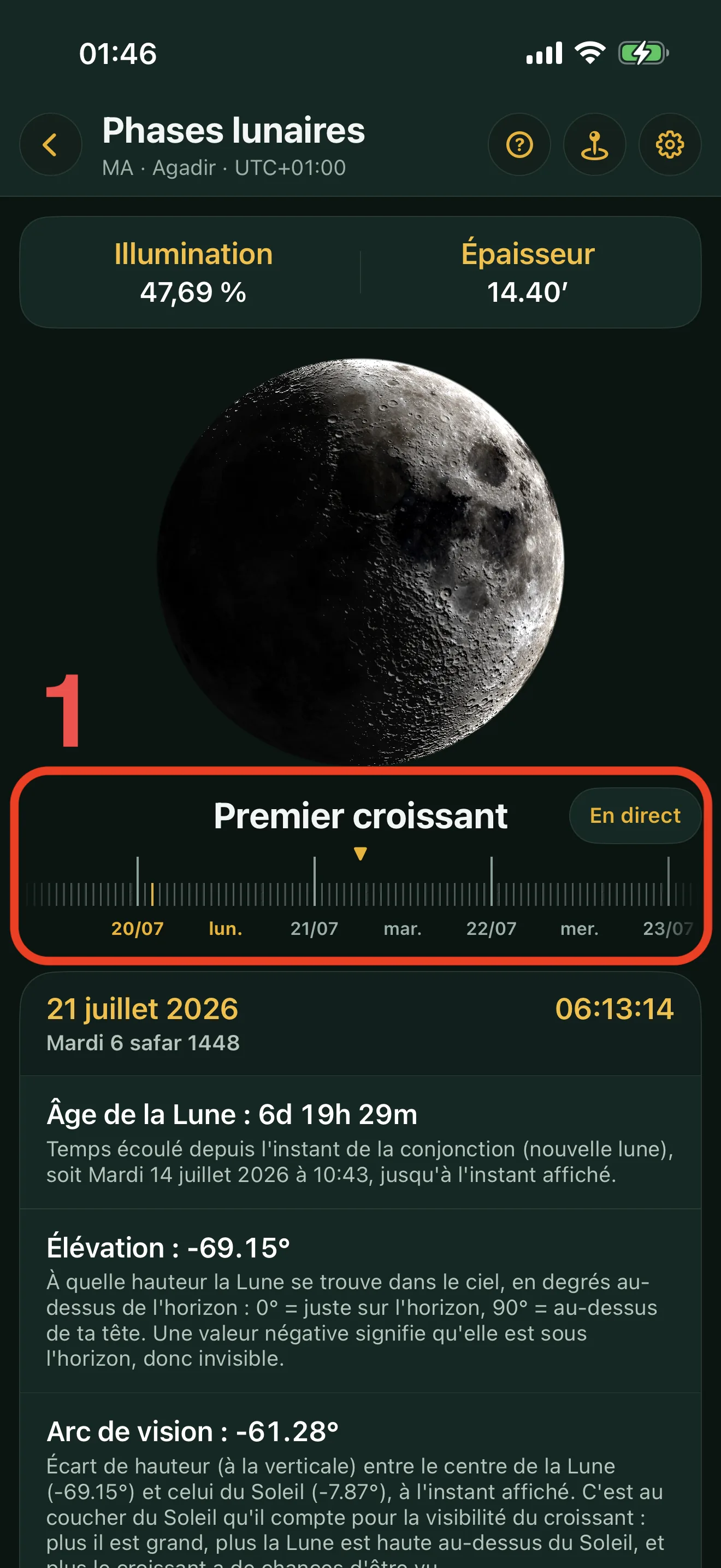 Écran des Phases lunaires d'Alyacir : l'illumination et l'épaisseur du croissant, le disque de la Lune, le nom de la phase avec le bouton « En direct », la frise temporelle, et la carte de détails avec l'âge de la Lune, l'élévation, l'arc de vision, l'azimut, la différence d'azimut et la position orbitale.