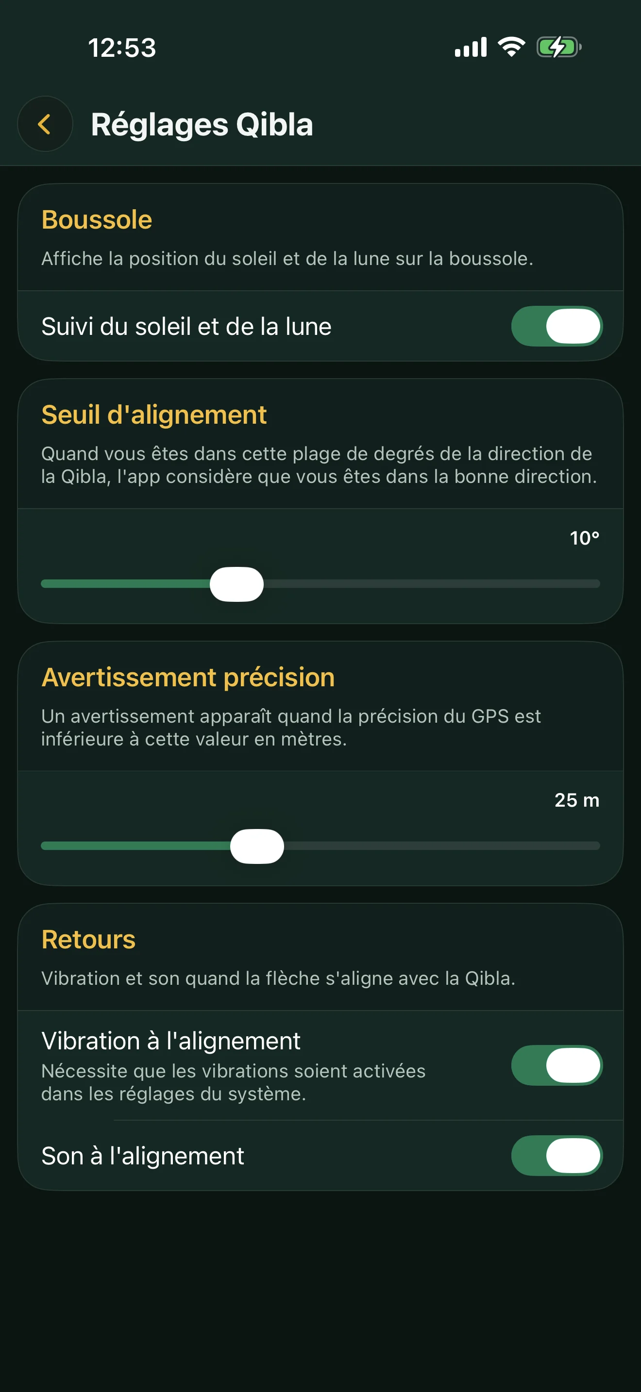 Réglages de la Qibla dans Alyacir : suivi du soleil et de la lune, seuil d'alignement, avertissement de précision GPS, vibration et son à l'alignement.