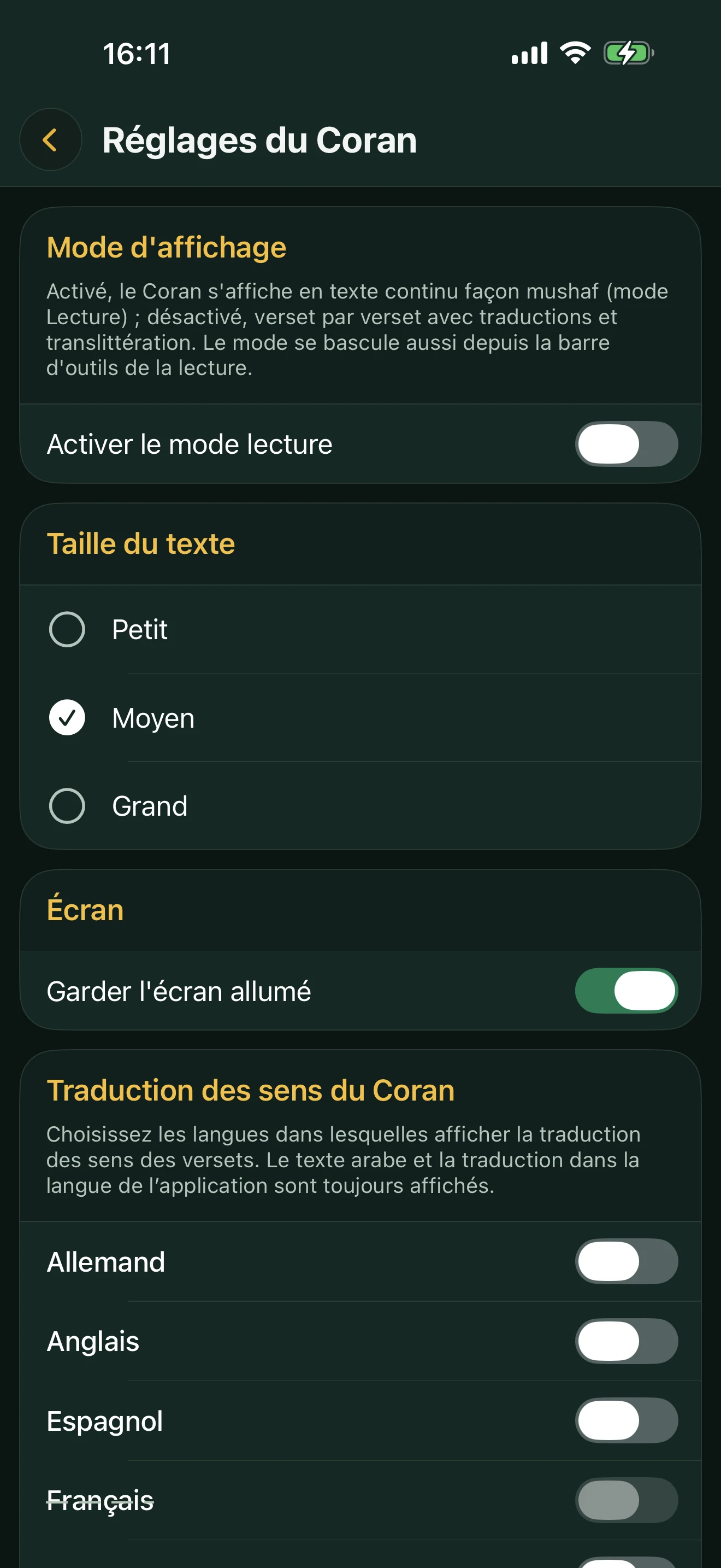 Les réglages du Coran dans Alyacir : le mode d'affichage, la taille du texte, Garder l'écran allumé et le choix des langues de traduction des sens.