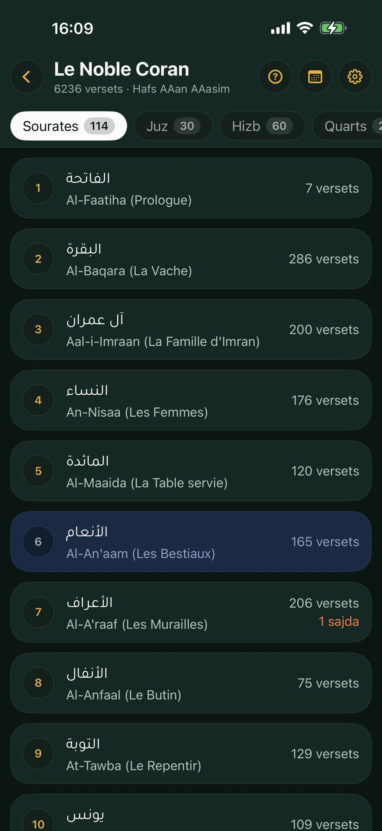 Le Noble Coran dans Alyacir : les onglets Sourates, Juz, Hizb et Quarts, et la liste des sourates avec nom arabe, nom traduit, nombre de versets et indicateur de sajda.