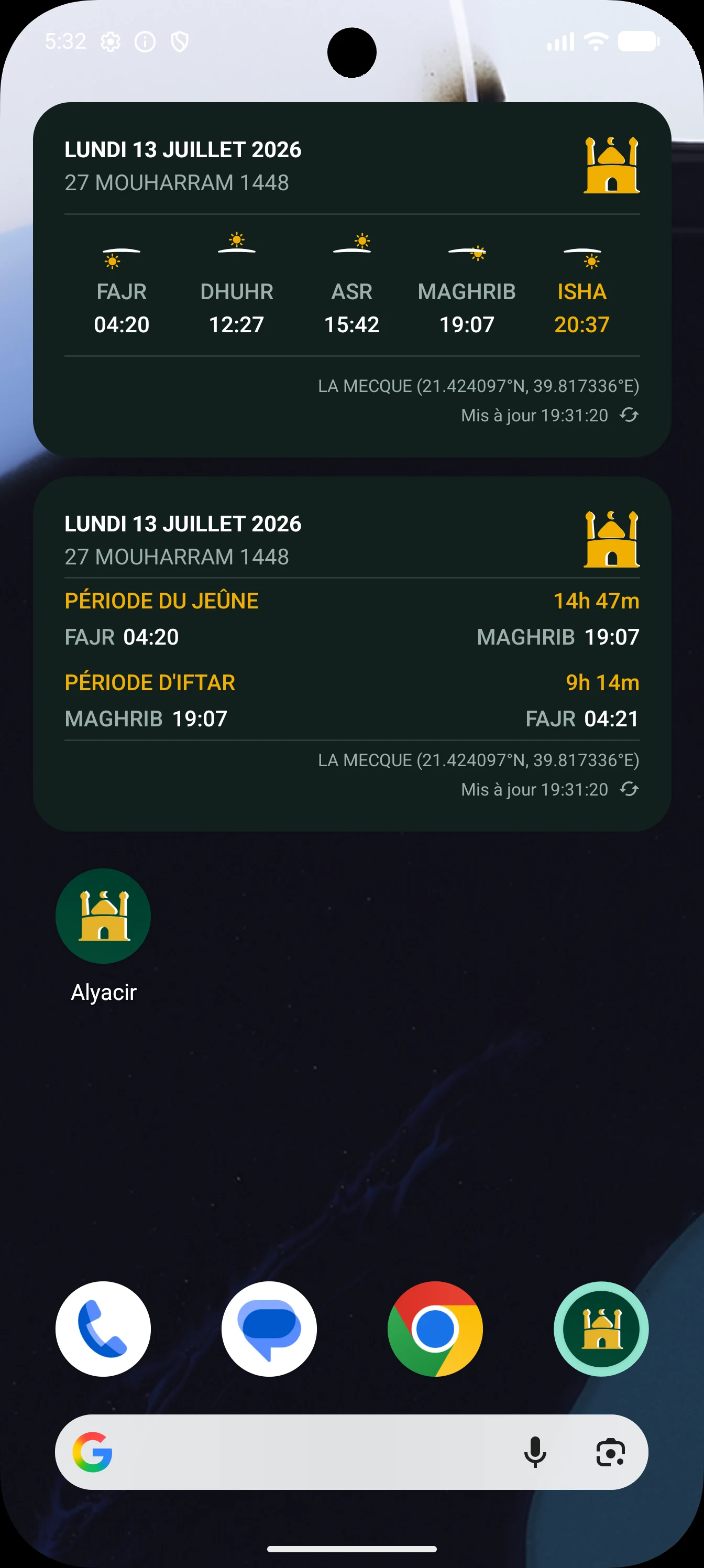 Les widgets Alyacir sur l'écran d'accueil d'un Android : le widget des horaires de prière et le widget du jeûne, avec la date hijri, les coordonnées et l'heure de dernière mise à jour.