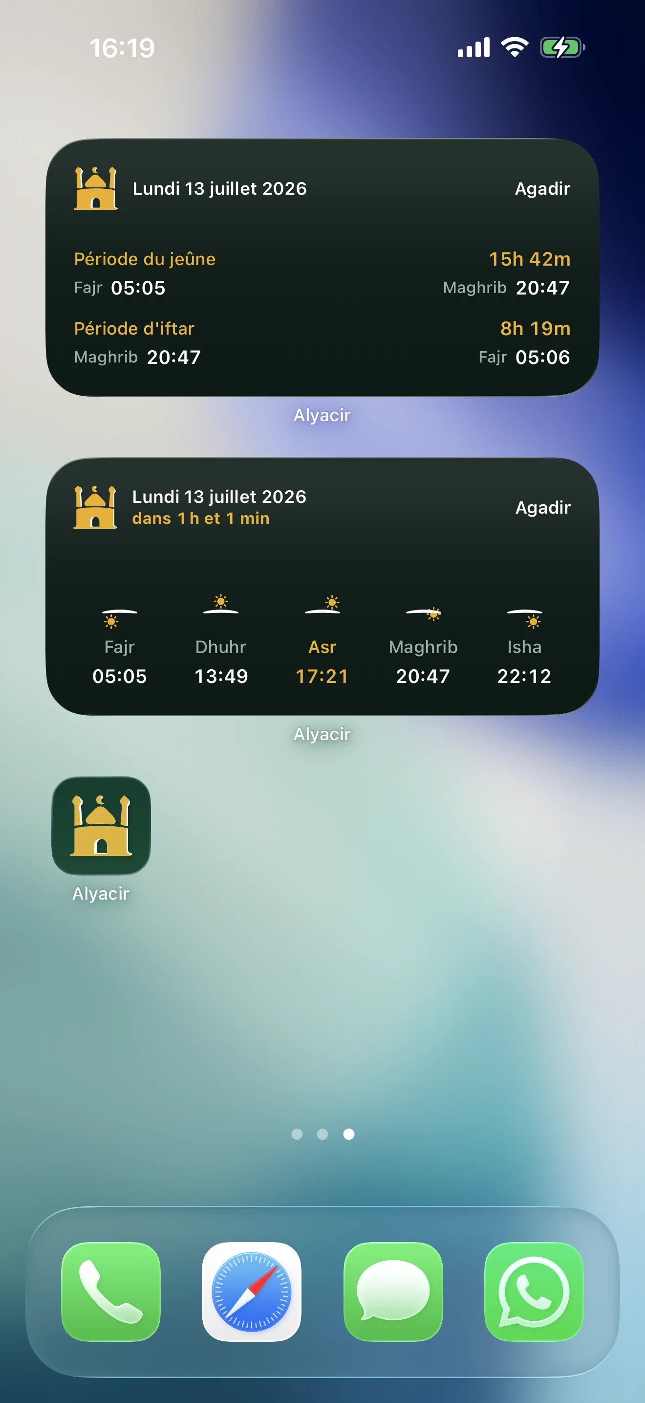 Les widgets Alyacir sur l'écran d'accueil d'un iPhone : le widget du jeûne (périodes de jeûne et d'iftar) et le widget des cinq horaires de prière avec la prochaine mise en évidence.